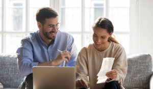 Digitale Belegprüfung Laptop Mitarbeiter