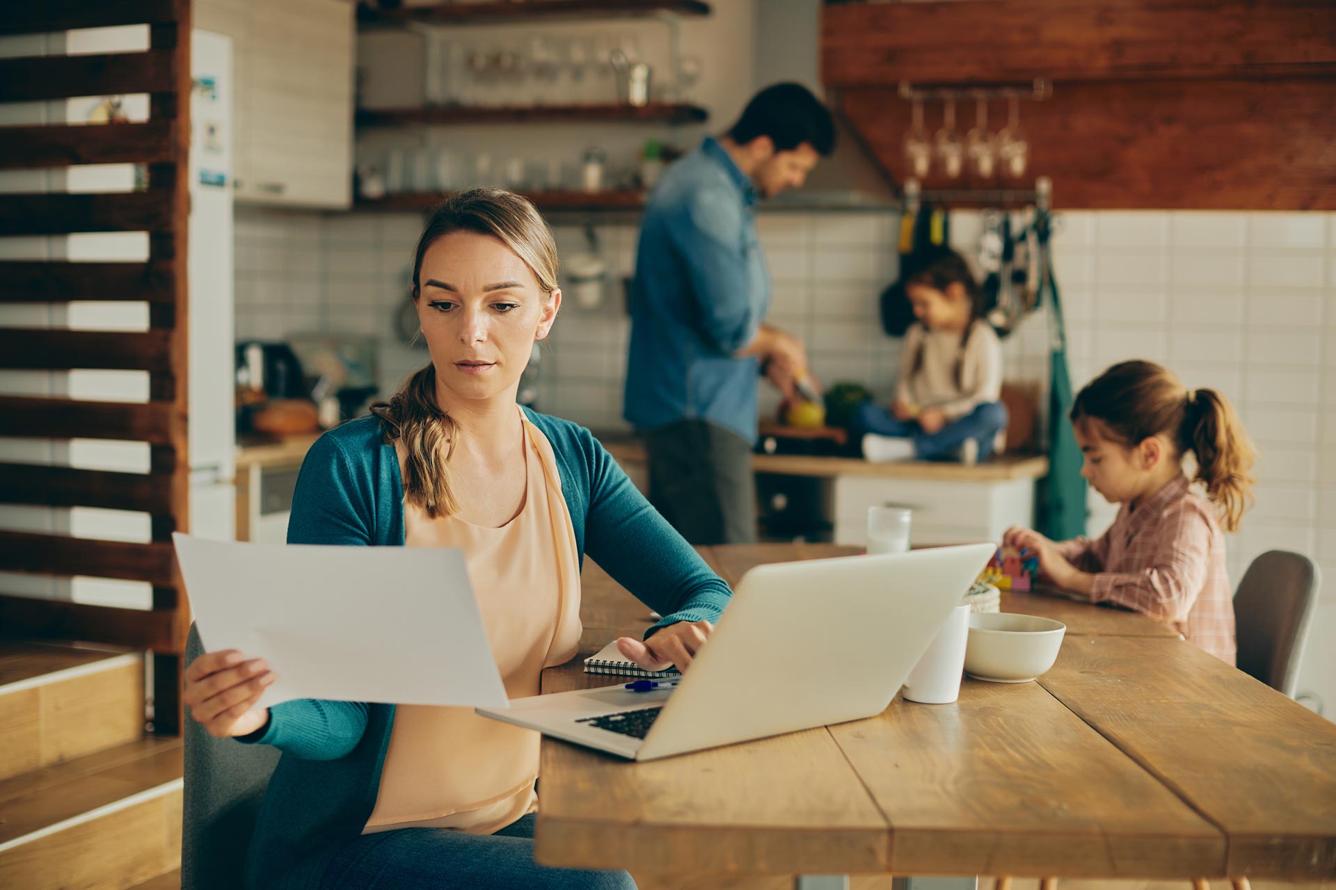 Familie arbeitet im Homeoffice mit Kindern